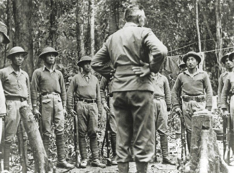 1942年，美军将领约瑟夫·史迪威（Joseph Stilwell）被任命为中国战区参谋长和驻华美军司令，任务是协助蒋介石整顿、训练并装备中国军队，以对抗日本侵略