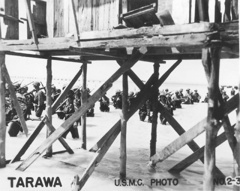 美国海军陆战队士兵在塔拉瓦岛海岸水域涉水前进，以增援已经登陆岛上的陆战队员，吉尔伯特群岛，1943年11月 #二战