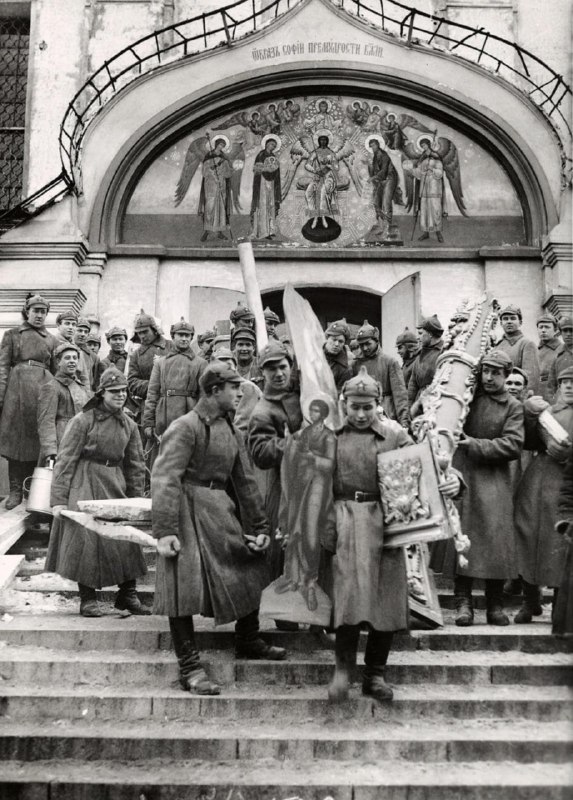 1927年，莫斯科西蒙诺夫修道院遭到洗劫，反映了苏联早期对宗教机构的打压和财产没收政策