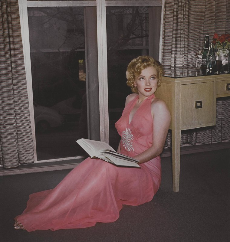 #名人 1952年，菲利普·哈尔斯曼在她的公寓里拍摄了玛丽莲·梦露