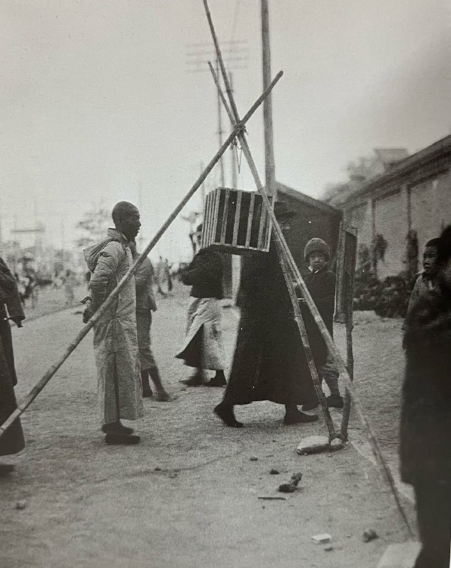 1924年北京，被砍头的死刑犯，头颅装在笼子里当街示众