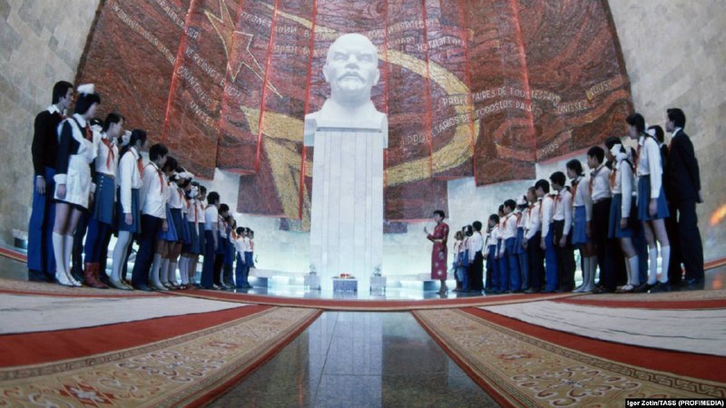 Igor Zotin 拍摄于 1981年 的照片，展示了蒙古乌兰巴托一座纪念列宁的博物馆大厅内的列宁半身像