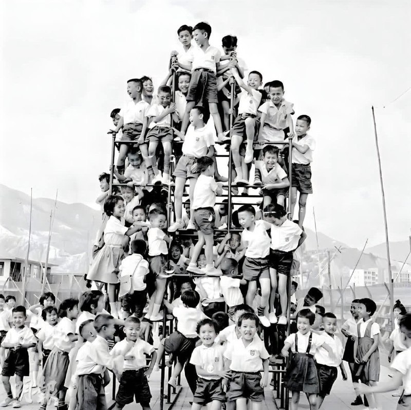 1975年香港石硖尾，玩耍的孩子们