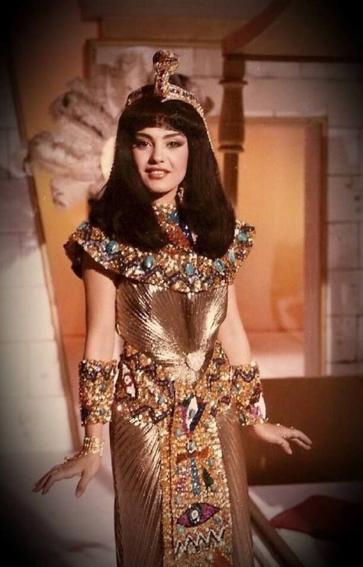 #名人 1987 年，埃及女演员 Sherihan 穿着古埃及风格服装的造型