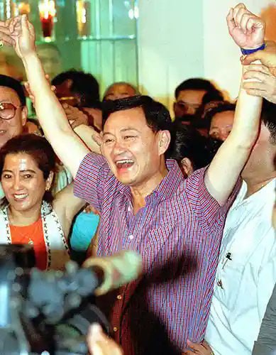 2001年塔克辛·辛纳瓦特赢得大选：2001年，塔克辛·辛纳瓦特（Thaksin Shinawatra）通过他创立的泰国爱国党（Thai Rak Thai, TRT）赢得了泰国大选