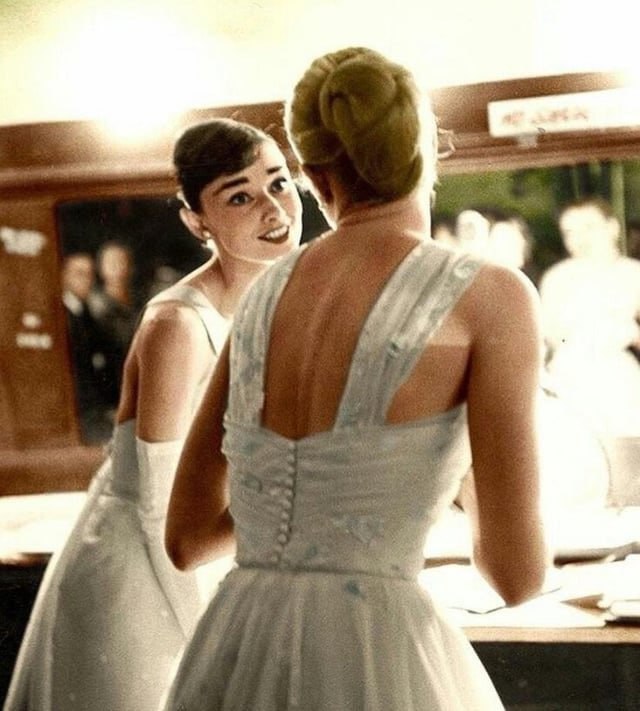 #名人 奥黛丽·赫本 与 格蕾丝·凯利 出席1956年奥斯卡颁奖典礼#名人 奥黛丽·赫本 与 格蕾丝·凯利 出席1956年奥斯卡颁奖典礼