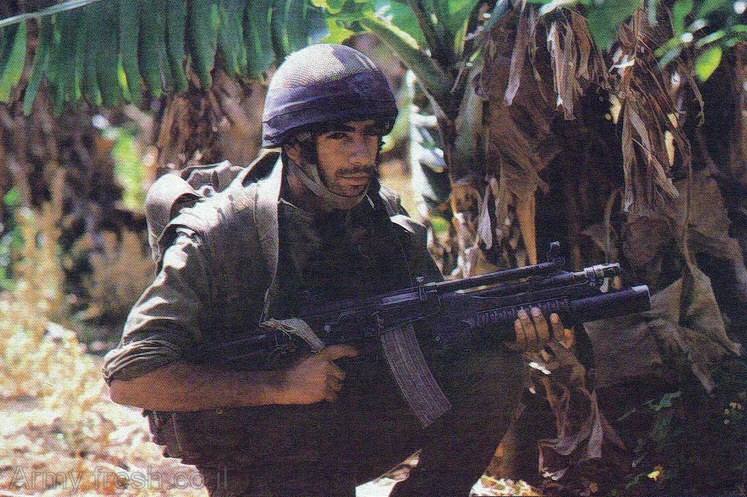 1980–1990年代，以色列士兵使用加利尔SAR 5.56毫米突击步枪，并配备M203榴弹发射器