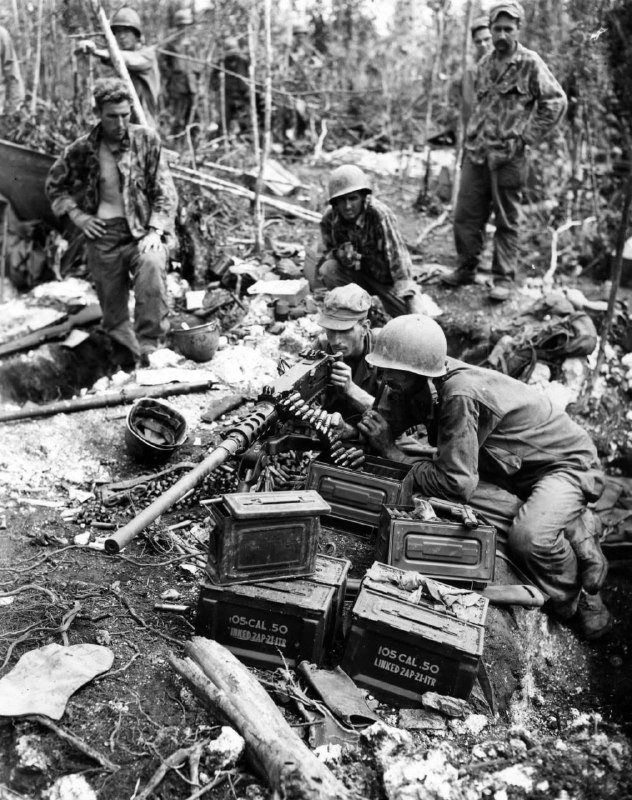 1944年6月22日，荷属新几内亚比亚克岛：新泽西州文森敦的二等兵安迪·汉密尔顿（Pvt. Andy Hamilton）、伊利诺伊州芝加哥的二等兵切斯特·克洛瓦斯（Pvt. Chester Klovas）、印第安纳州卢古特的下士哈里·雷诺兹（Pfc. Harry Reynolds）——他们操作的.50口径机枪被认为击毙了当天在比亚克岛上109名日本士兵中的一半