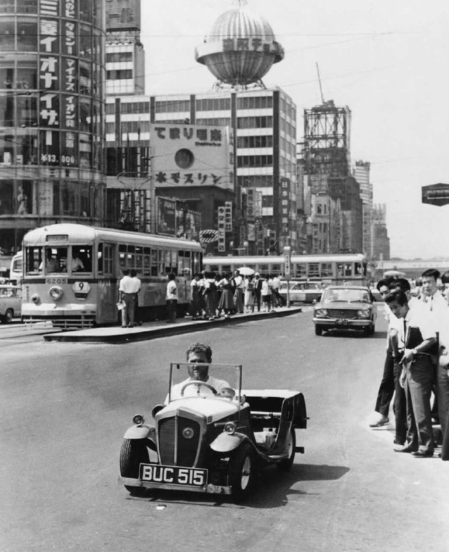 1965年，吉姆·帕金森（Jim Parkinson）是一位英国汽车爱好者，他驾驶着一辆英国古董小汽车，在东京的街头引起了路人们的关注