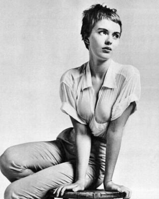#名人 让·西伯格（Jean Seberg）是美国女演员，因出演1960年法国新浪潮电影《呼吸》而成名