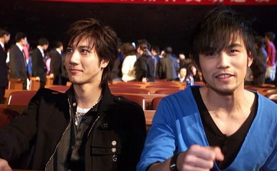 #名人 2004年12月，中国歌曲排行榜（CCTV-MTV音乐盛典）名单揭晓，颁奖典礼现场成为了娱乐圈的一个经典瞬间