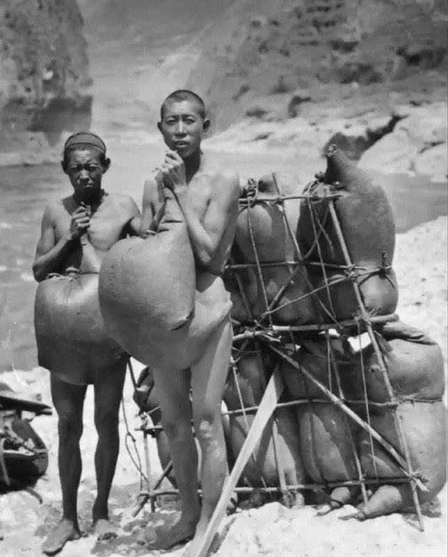 1928年，云南纳西族人穿着羊皮制成的充气救生衣