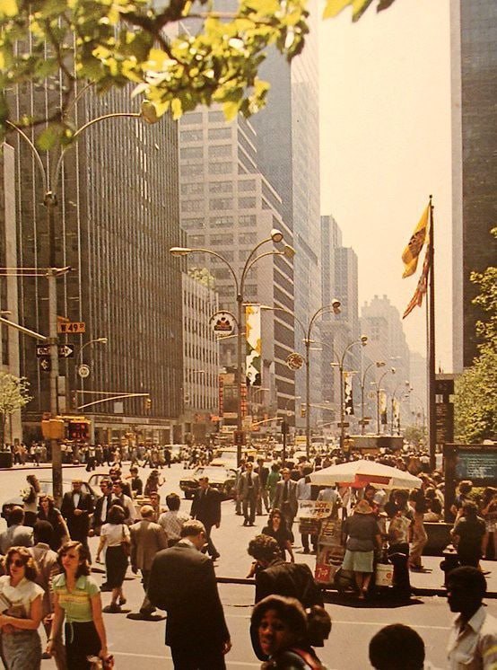 20 世紀 70 年代紐約市的街道熙熙攘攘，充滿特色