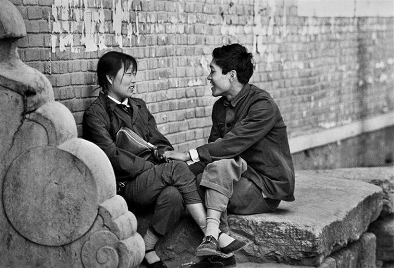 刘香成1981年拍摄的一对北京月坛公园里的情侣