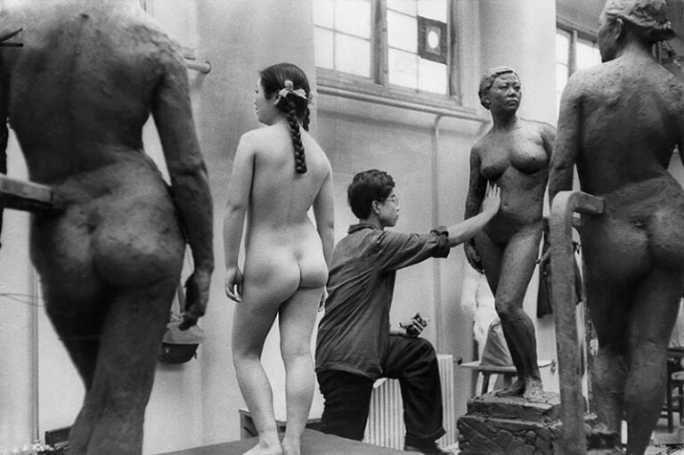 1965年在北京中央美院雕塑系拍摄的同学们创作雕塑——Marc Riboud