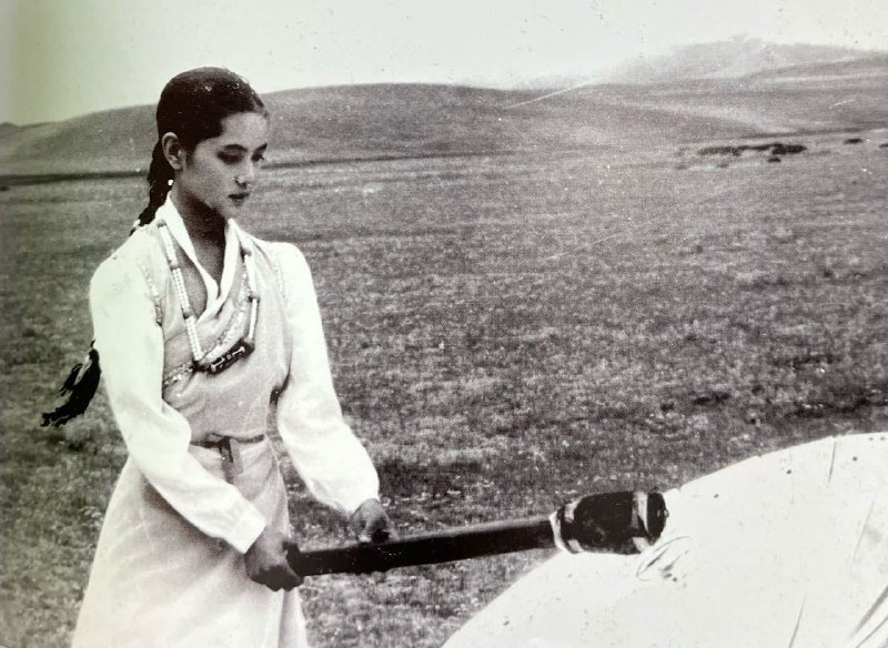 1990年8月7日 藏族少女达娃央宗在海拔5000米的唐古拉山脉上，为第十一届亚运会取火种