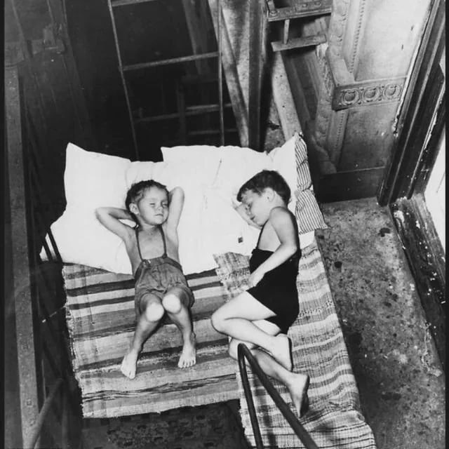 20世纪初，纽约市的孩子们为了躲避夏日酷暑，睡在防火梯上