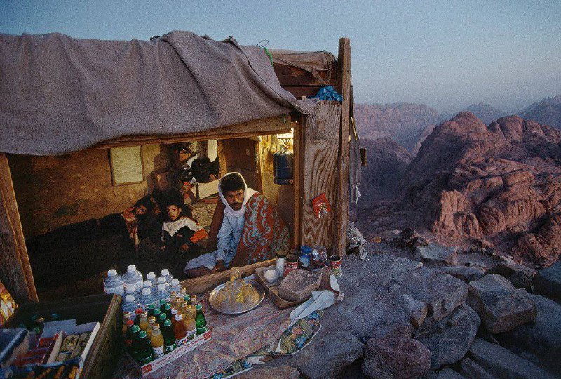 1995 年在埃及西奈半岛摩西山上的一家小店，传说摩西在这里从上帝那里接受了十诫