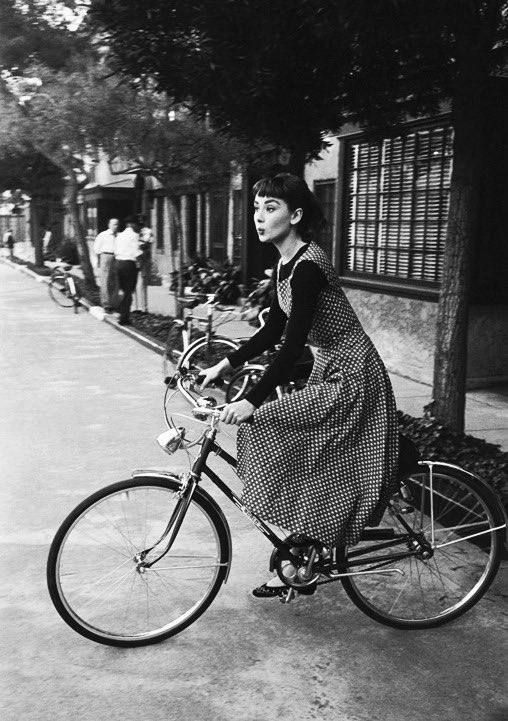 #名人 奥黛丽·赫本在《萨布丽娜》（1954年）制作期间在马克·肖的顶级地段拍摄