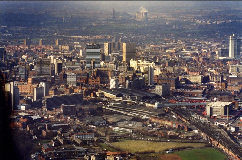 曼彻斯特天际线，可能是1990年代当时，曼彻斯特正在经历城市现代化和复兴的时期，许多新的建筑开始崭露头角，改变了这座工业城市的面貌