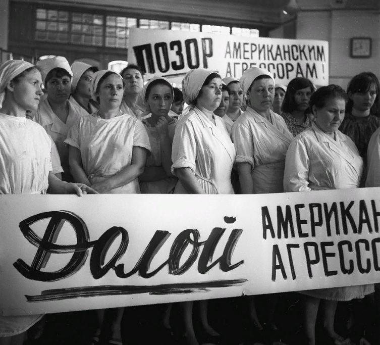 拍摄于1970年，地点是莫斯科的“红色十月”糖果厂，展示了人们抗议美国对柬埔寨的武装入侵