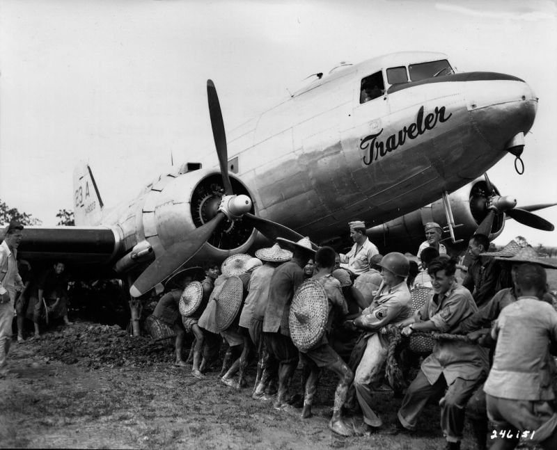 1945年3月6日，中国工人帮助美军解救被困在南宁（当时是中国广西省的一个重要城市）机场的C-47运输机的事件