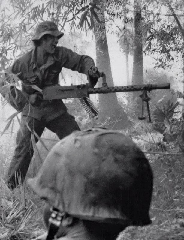 1970年期间，柬埔寨国民军（FANK）的机枪手正在使用M1919A6机枪进行压制射击