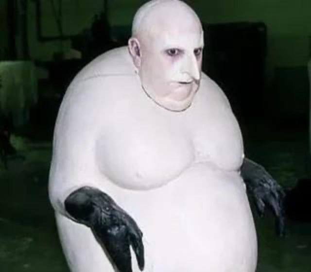 1992年，《蝙蝠侠归来》片场丹尼·德维托（Danny DeVito）正在为他经典的反派角色“企鹅人”（The Penguin）做准备