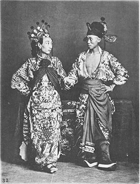 汤姆逊1869年在广州拍摄的两名戏剧演员（其中一个角色为男子反串）