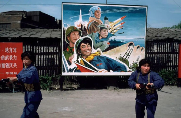 🖼 久保田博二 摄影久保田博二 摄影1979年在上海拍摄的正在训练的女民兵