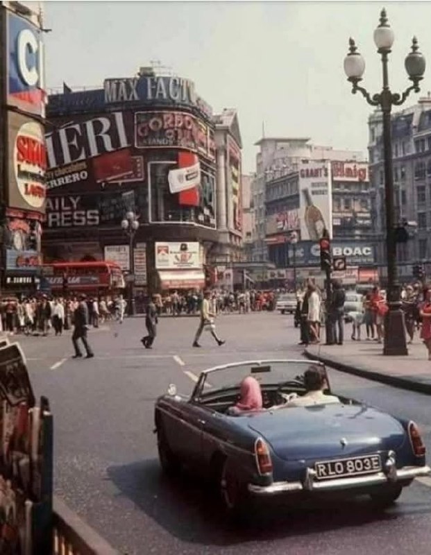 1960年代皮卡迪利廣場的迷人風采，展現了倫敦最具代表性的地標之一皮卡迪利廣場（Piccadilly Circus）是倫敦西區的交通樞紐與文化地標，早在1819年就已建成