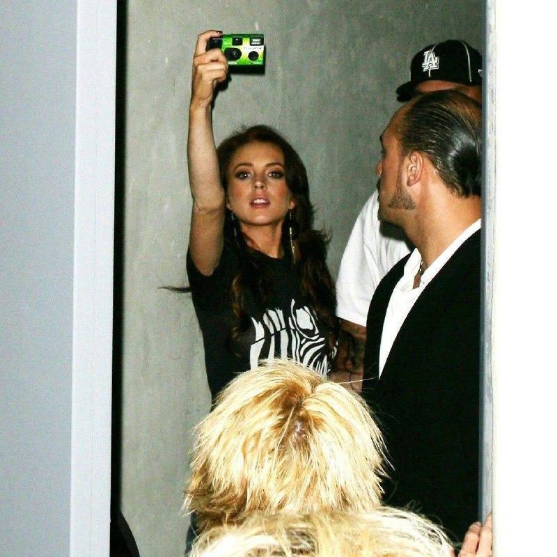 #名人 2004年，林赛·罗韩用一次性相机反过来拍狗仔队的照片