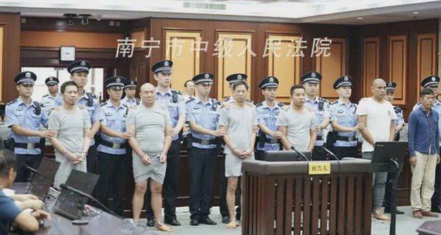 2013年，中国商人谭某花了约28.2万美元雇凶杀害竞争对手，但第一名杀手没想动手，反而把任务“外包”给另一名杀手，只给他一半的钱