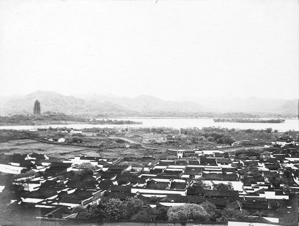 在吴山上向西看，右边缘居中的就是清波门，城墙亦可见，左边的高塔是雷峰塔，1917-1919年