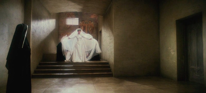 #电影《音乐之声》（1965年，导演：罗伯特·怀斯）《音乐之声》是一部经典的美国音乐电影，由罗伯特·怀斯执导，改编自同名音乐剧，讲述了真实故事中的玛丽亚修女如何通过音乐改变了冯·特拉普家族的生活