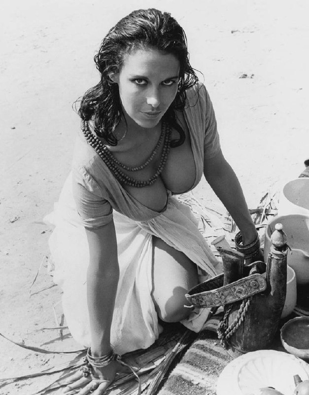 #名人 Marie Devereux，在《孟买的勒死者》（1959年）中扮演“一个邪恶而衣着光单纯的邪教妇女”