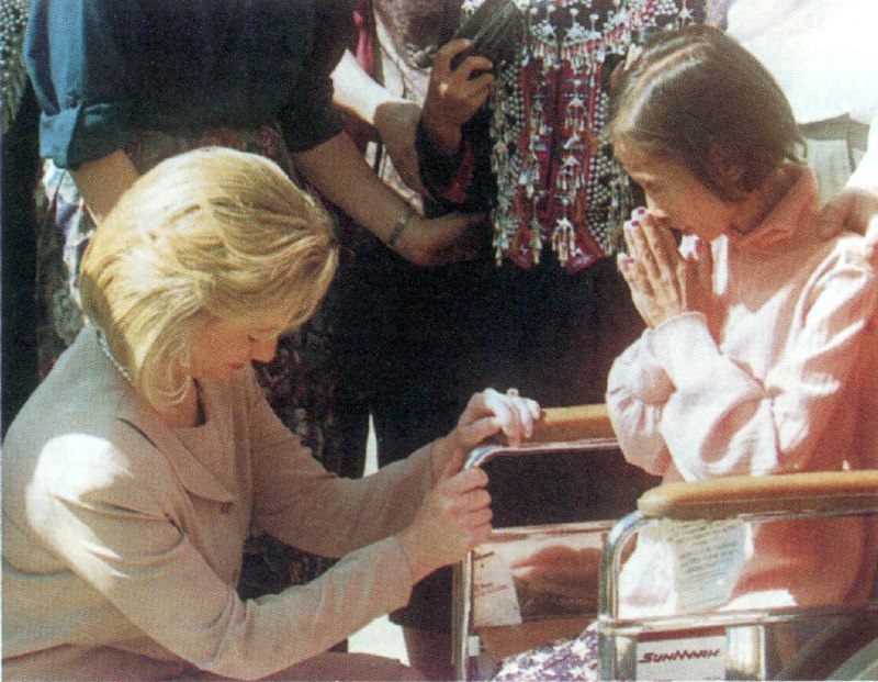 1996 年，希拉里·克林顿在泰国清迈参加关于艾滋病毒/艾滋病的讨论