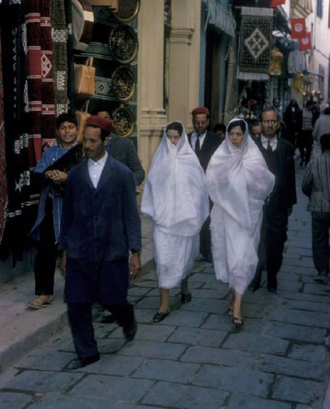 突尼斯麦地那，1960年代“麦地那”（Medina）是指阿拉伯城市的老城区或传统市集区域，通常拥有迷宫般的街巷、清真寺、集市（souks）和传统建筑