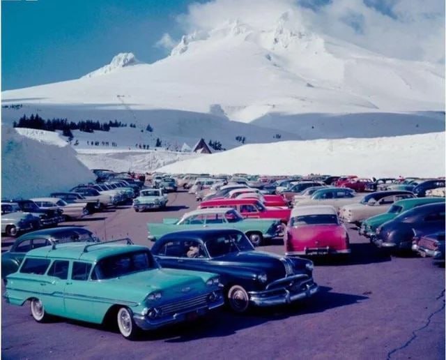 1960年代的胡德山胡德山（Mt. Hood）位于美国俄勒冈州，是一座活火山，也是该地区最高峰