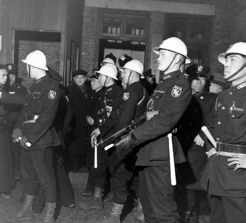 1948年1月，上海的成千上万的舞者和俱乐部、舞厅的工作人员，因国民政府禁止“堕落”的舞厅和娱乐场所而发起抗议