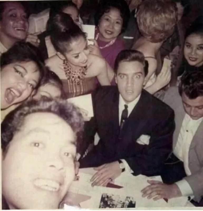 #名人 粉丝与猫王埃尔维斯·普雷斯利自拍，1960年代