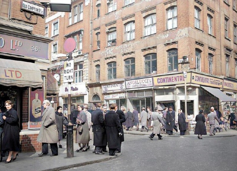 1956年，伦敦索霍区弗里斯街和老康普顿街拐角处的商店