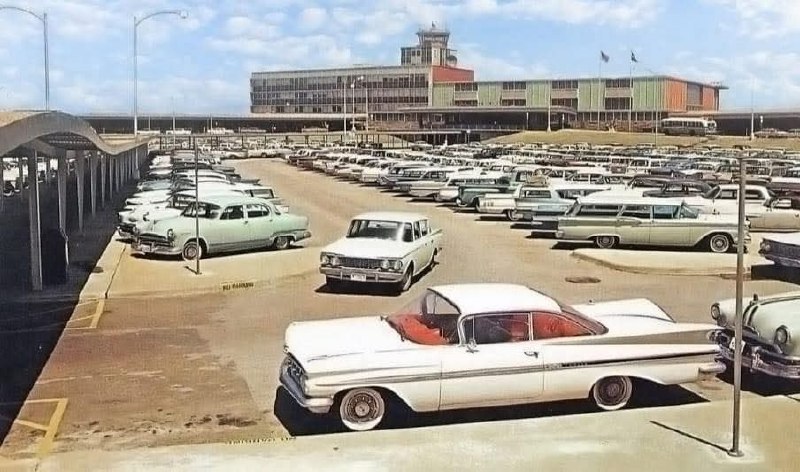 1960年代达拉斯洛夫菲尔德机场（Love Field Airport）当时正值美国航空业快速扩张的时期，洛夫菲尔德承担着大量国内航班，特别是通往德州其他城市及邻近州的航线