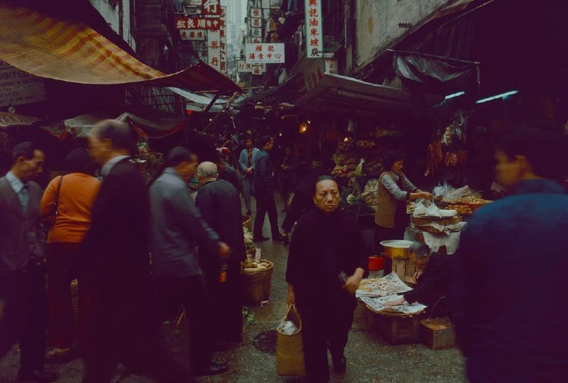 1977年失落胶片盒中的香港老照片，由一位旅居东京的摄影师在游历东南亚期间所拍，使用的是著名的Kodachrome胶片