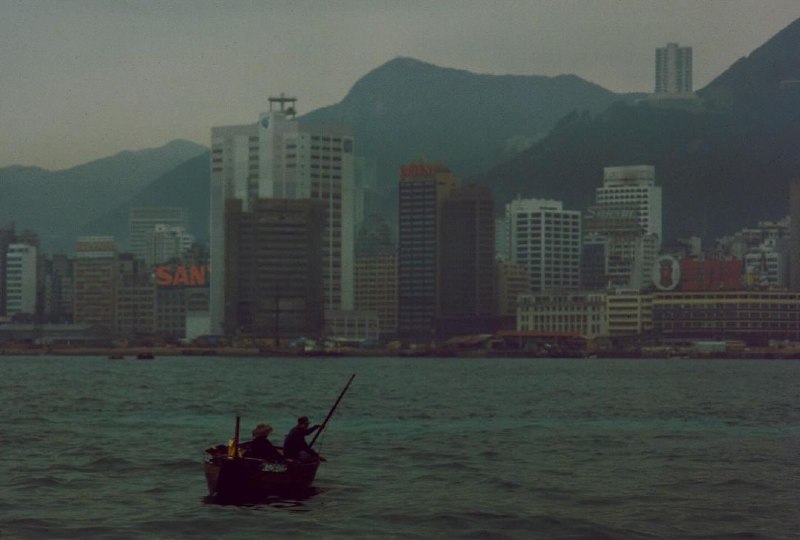 1977年失落胶片盒中的香港老照片，由一位旅居东京的摄影师在游历东南亚期间所拍，使用的是著名的Kodachrome胶片