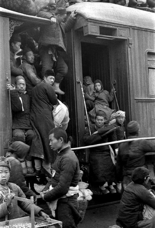 1942年，德国摄影师福尔曼（John Phillips）在中国拍摄了河南大饥荒的真实画面