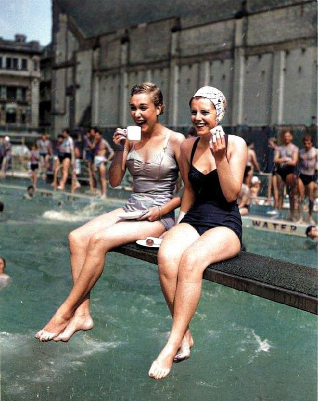 1955年在霍尔本绿洲户外游泳池休息