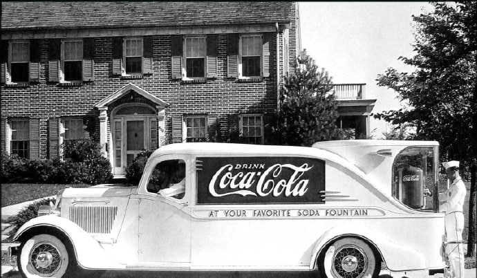 1930年，美国可口可乐公司推出了流动汽水车，旨在通过流动销售将可口可乐带到更多的消费者手中
