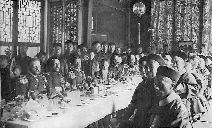 1899年4月29日，时任湖广总督的张之洞在武汉总督府宴请来访的德国海军上将海因里希·亲王（Prince Heinrich of Prussia）的现场