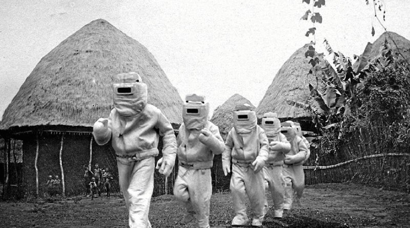 1969年，受训人员穿着简陋的宇航服穿越赞比亚村庄行进，这是该国短暂但极具雄心的登月计划中的一环，目标是将赞比亚人送上月球